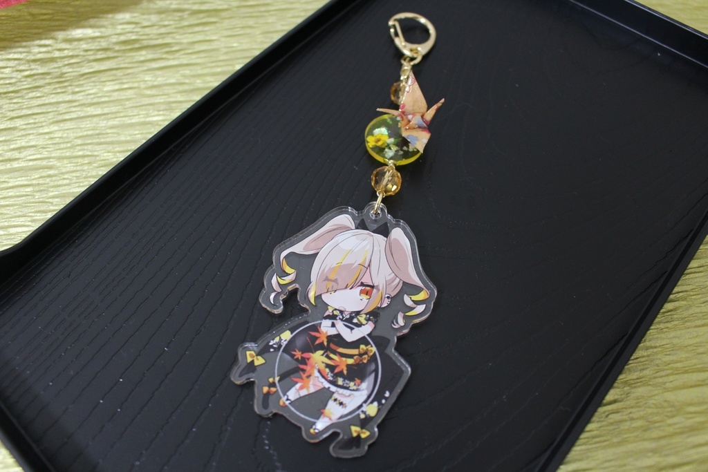 鶴のアクリルキーホルダー（黄猫）