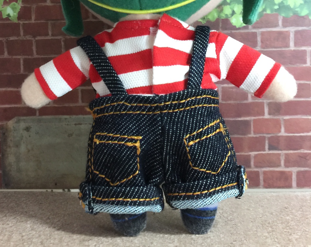 ボーダーTシャツとデニムサロペット