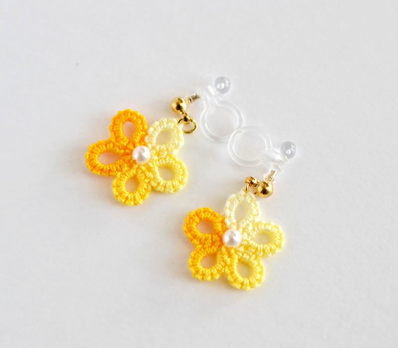 小花 ピアス / イヤリング(オレンジMIX)シンプル 小ぶり 軽い かわいい 樹脂フック