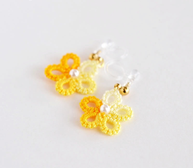 小花 ピアス / イヤリング(オレンジMIX)シンプル 小ぶり 軽い かわいい 樹脂フック