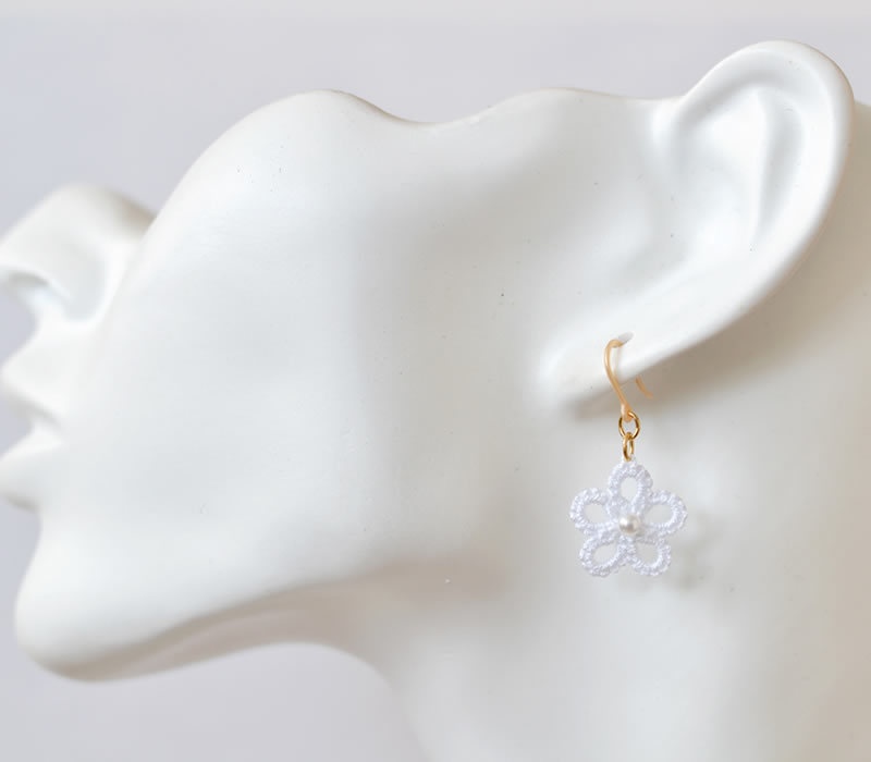小花 ピアス / イヤリング(ナチュラル)シンプル 小ぶり 軽い かわいい 樹脂フック