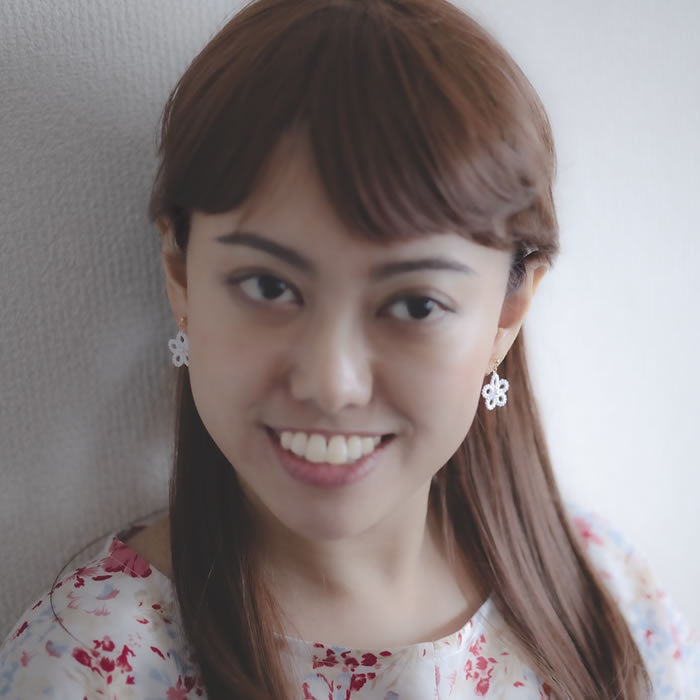 小花 ピアス / イヤリング(ホワイト)シンプル 小ぶり 軽い かわいい 樹脂フック