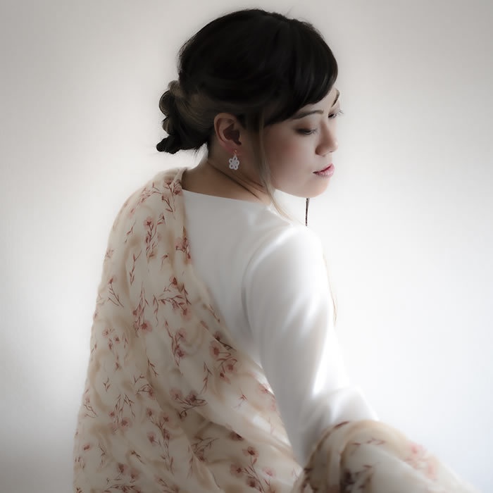 小花 ピアス / イヤリング(ホワイト)シンプル 小ぶり 軽い かわいい 樹脂フック