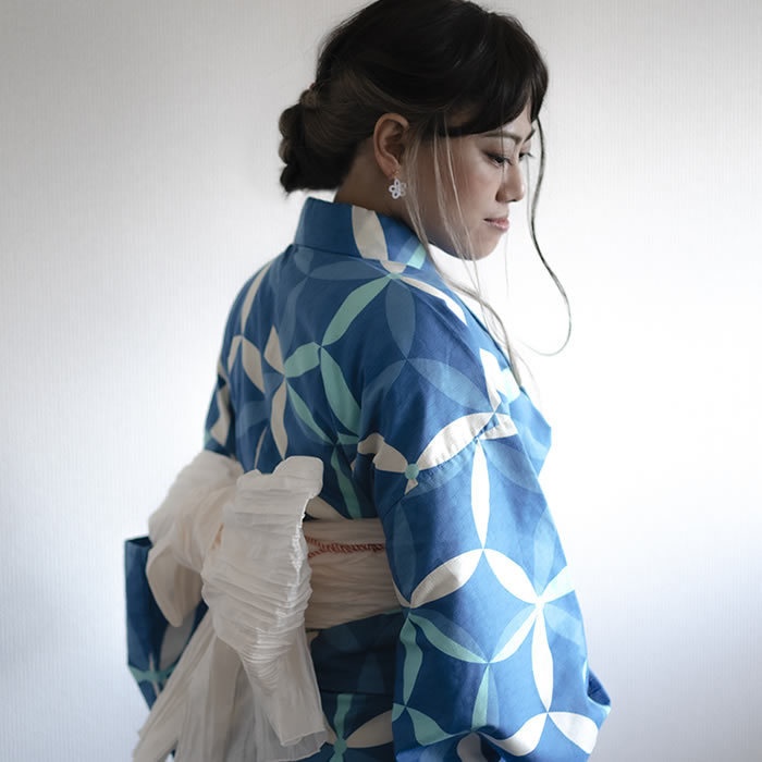 小花 ピアス / イヤリング(ホワイト)シンプル 小ぶり 軽い かわいい 樹脂フック