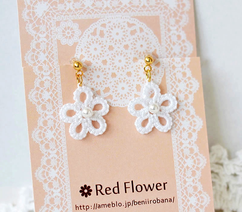 小花 ピアス / イヤリング（ホワイト）シンプル 小ぶり 軽い かわいい 樹脂フック