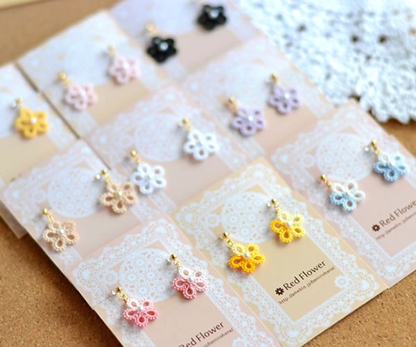 小花 ピアス / イヤリング(ホワイト)シンプル 小ぶり 軽い かわいい 樹脂フック