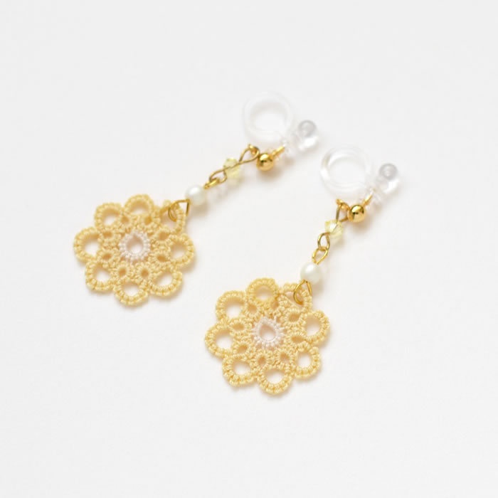 レースのお花 イヤリング / ピアス(イエロー オフホワイト)レース編み