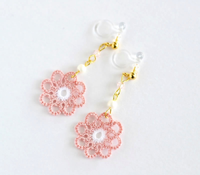 レースのお花 イヤリング / ピアス(ピンク ホワイト)レース編み