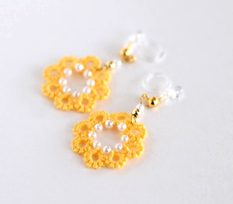 パール 花 ピアス イヤリング(イエロー)軽い 繊細 上品 揺れる かわいい 樹脂フック