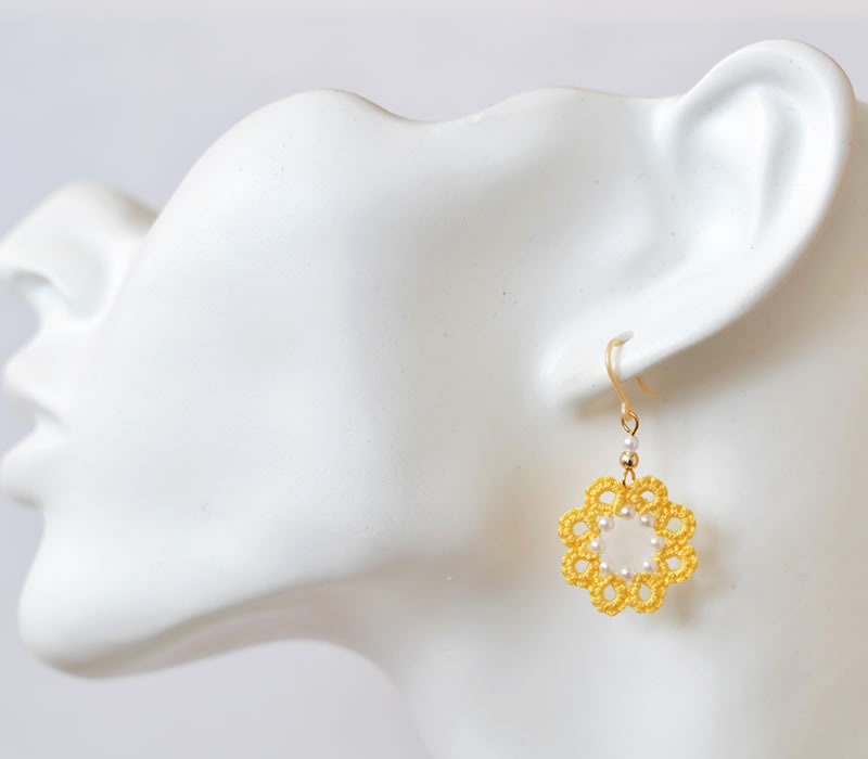 パール 花 ピアス イヤリング(イエロー)軽い 繊細 上品 揺れる かわいい 樹脂フック