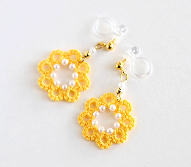 パール 花 ピアス イヤリング(イエロー)軽い 繊細 上品 揺れる かわいい 樹脂フック