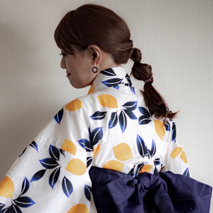 パール 花 ピアス / イヤリング(ブラック)軽い 繊細 上品 揺れる かわいい 樹脂フック