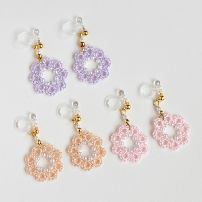 パール 花 ピアス / イヤリング(ナチュラル)軽い 繊細 上品 揺れる かわいい 樹脂フック