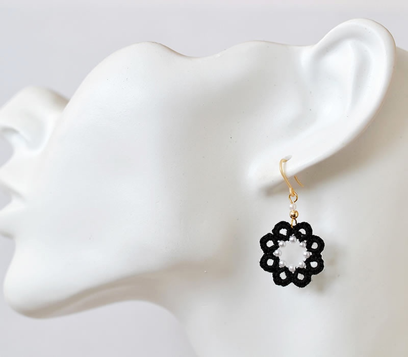 パール 花 ピアス / イヤリング(ナチュラル)軽い 繊細 上品 揺れる かわいい 樹脂フック