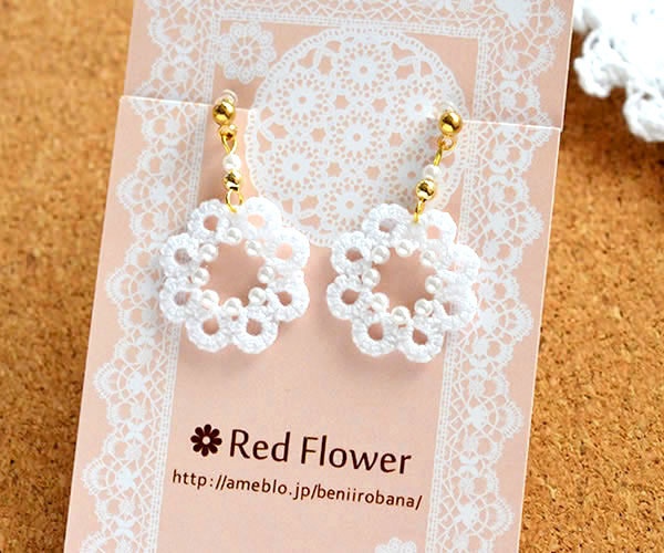 パール 花 ピアス / イヤリング(ホワイト)軽い 繊細 上品 揺れる かわいい 樹脂フック