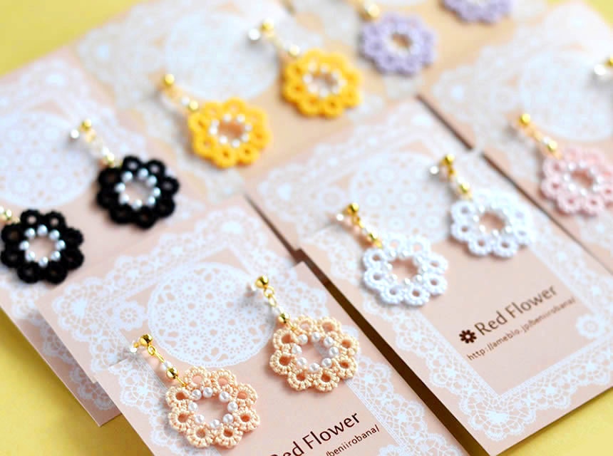 パール 花 ピアス / イヤリング(ホワイト)軽い 繊細 上品 揺れる かわいい 樹脂フック