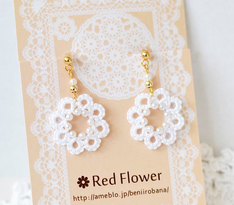 パール 花 ピアス / イヤリング（ホワイト）軽い 繊細 上品 揺れる  かわいい 樹脂フック