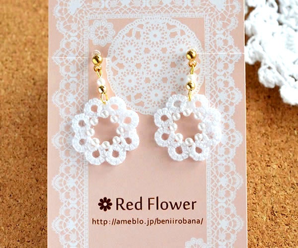 パール 花 ピアス / イヤリング(ホワイト)軽い 繊細 上品 揺れる かわいい 樹脂フック