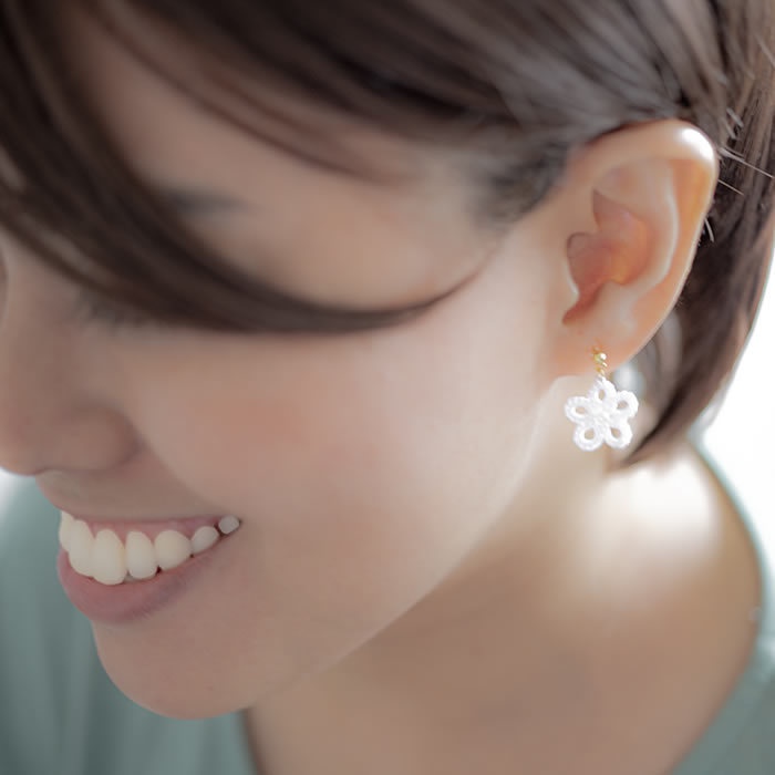 花 樹脂イヤリング ノンホールピアス シンプル 小ぶり 軽い かわいい