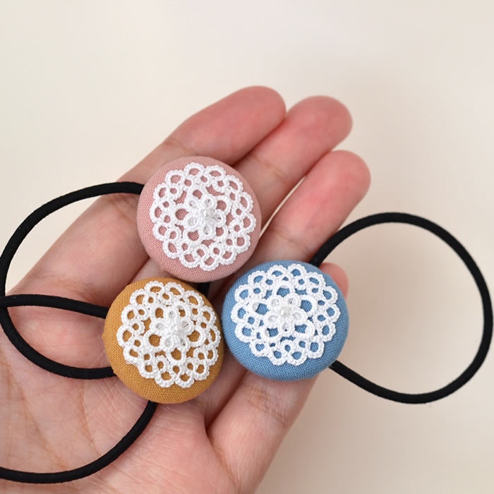 レースフラワーのくるみボタンヘアゴム レース編み 花 タティングレース