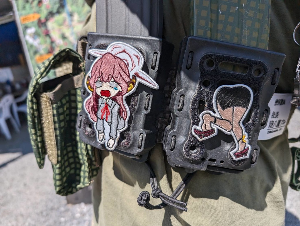 壁の穴にハマったアルちゃん　刺繍パッチ