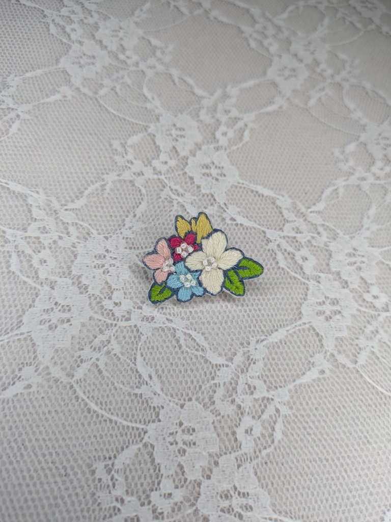 花の刺繍ブローチ