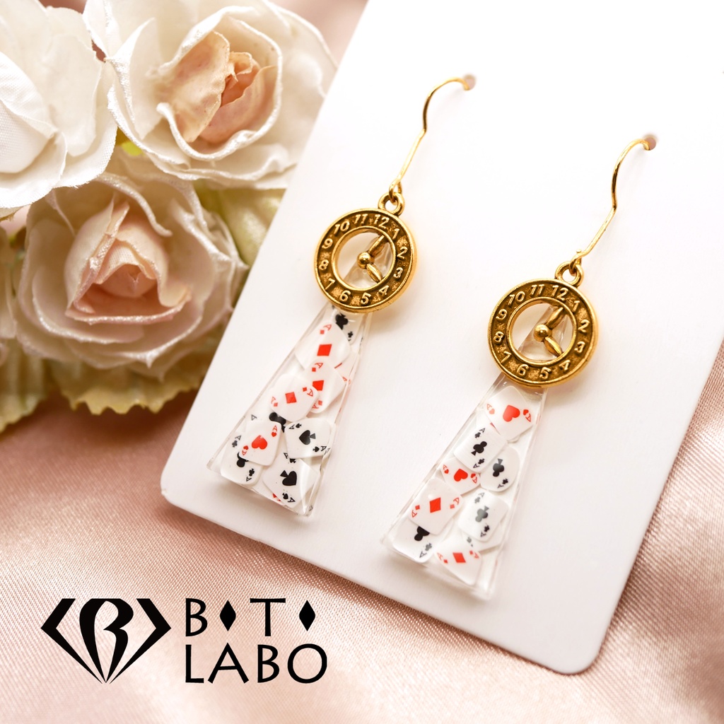 トランプと時計のピアス不思議の国のアリス風