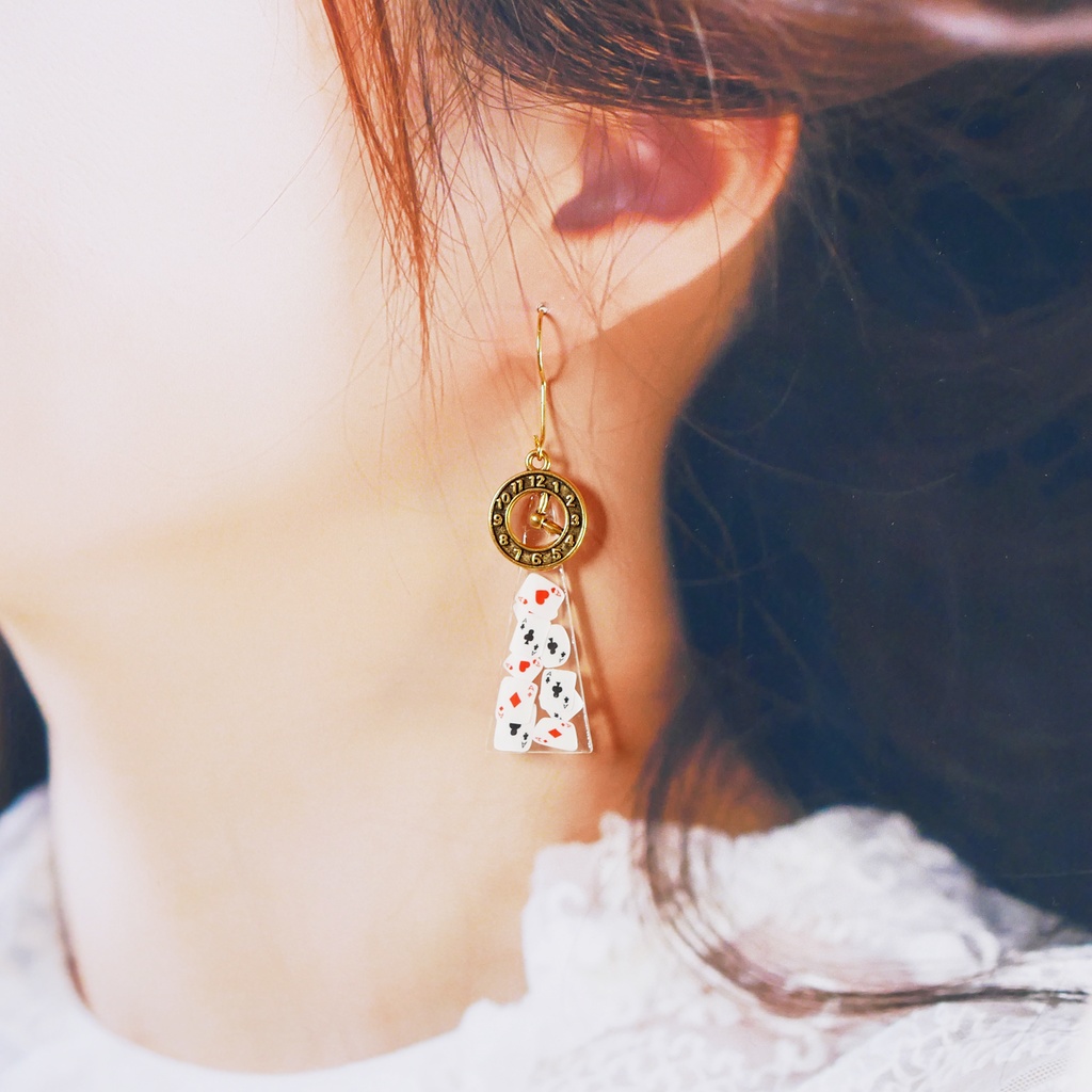 トランプと時計のピアス不思議の国のアリス風