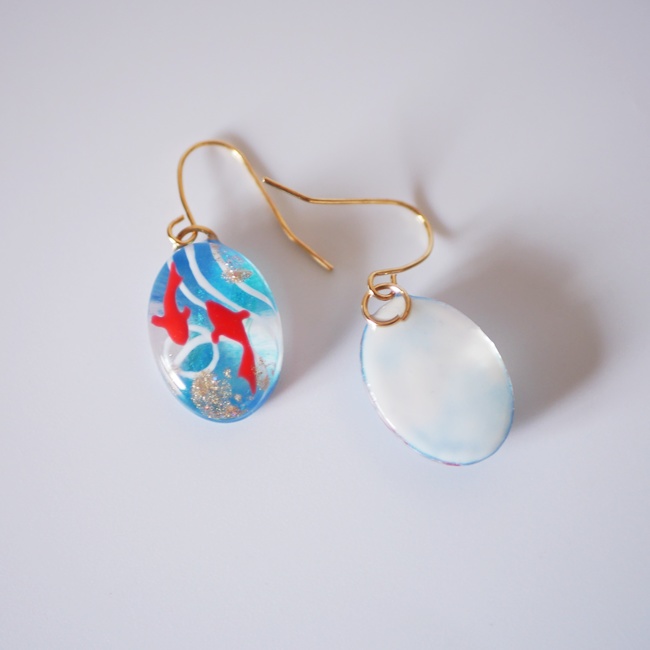 水面たゆたう金魚のフックピアス 和 涼 夏