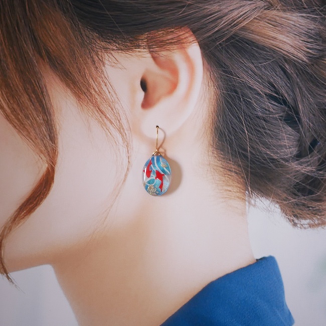 水面たゆたう金魚のフックピアス 和 涼 夏