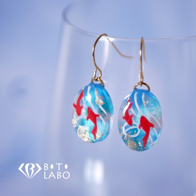 水面たゆたう金魚のフックピアス 和 涼 夏