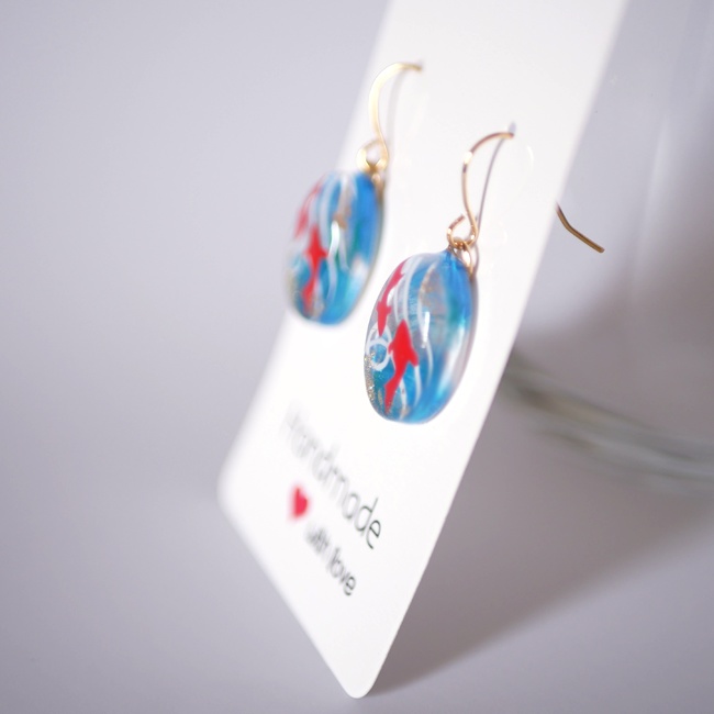 水面たゆたう金魚のフックピアス 和 涼 夏