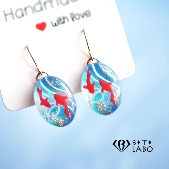 水面たゆたう金魚のフックピアス 和 涼 夏