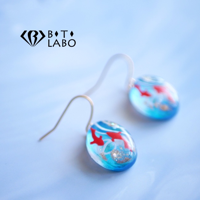 水面たゆたう金魚のフックピアス 和 涼 夏