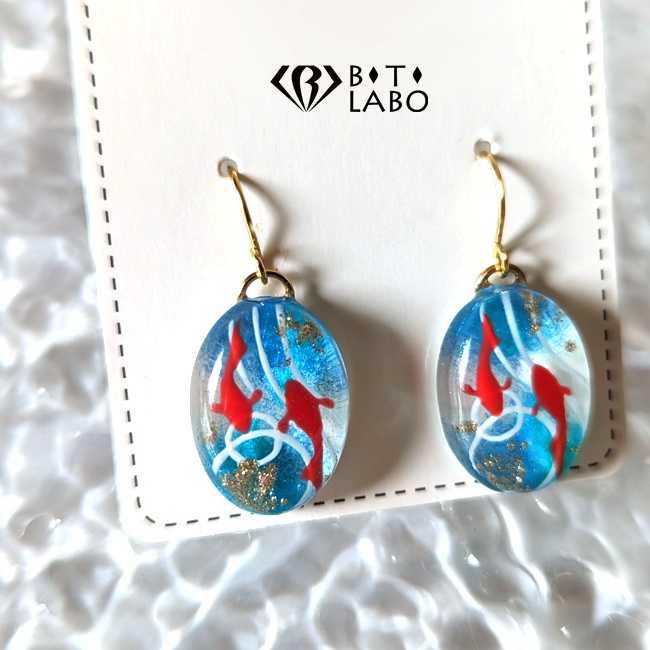 水面たゆたう金魚のフックピアス 和 涼 夏