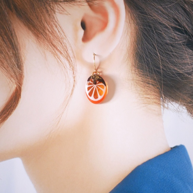 チョコがけオレンジのフックピアス・イヤリング