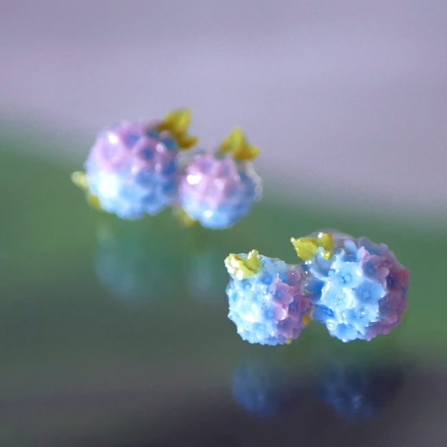 うるつやグラデーションの紫陽花スタッドピアス・イヤリング