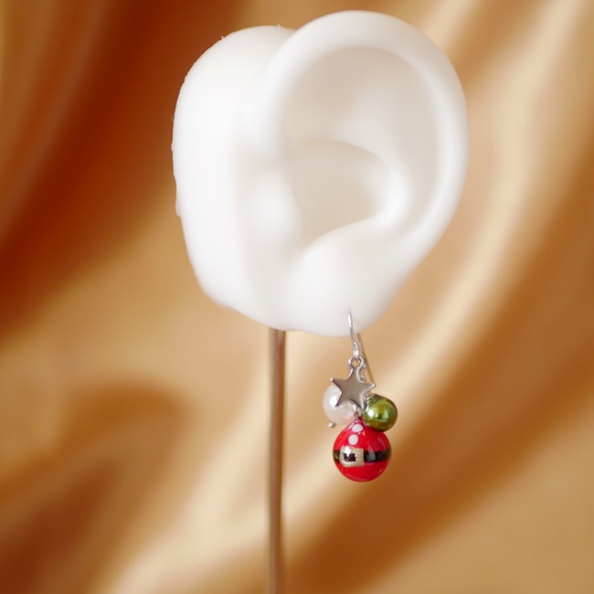 クリスマスピアス 小さなサンタクロースのオーナメント