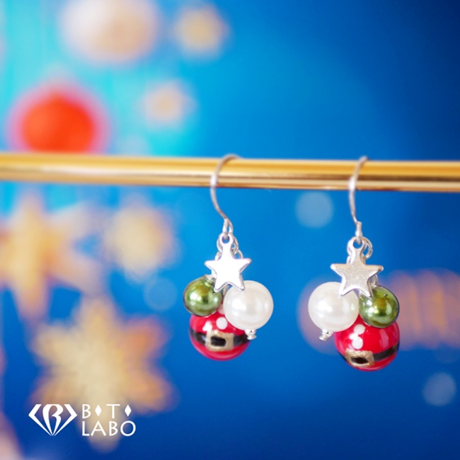 クリスマスピアス 小さなサンタクロースのオーナメント