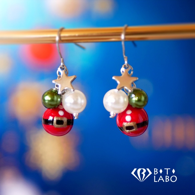 クリスマスピアス 小さなサンタクロースのオーナメント