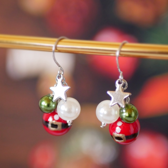 クリスマスピアス 小さなサンタクロースのオーナメント