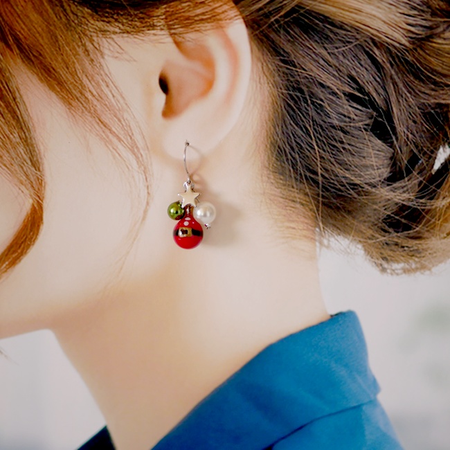 クリスマスピアス 小さなサンタクロースのオーナメント