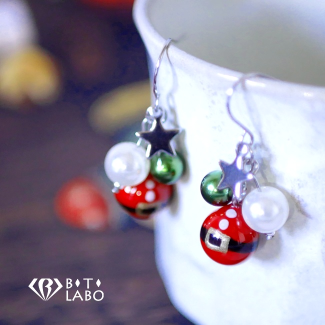 クリスマスピアス 小さなサンタクロースのオーナメント