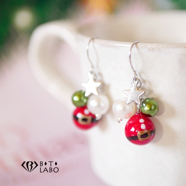 クリスマスピアス 小さなサンタクロースのオーナメント