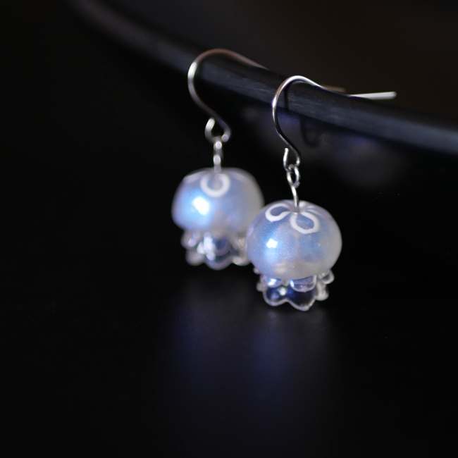 ミニクラゲのオーロラピアス