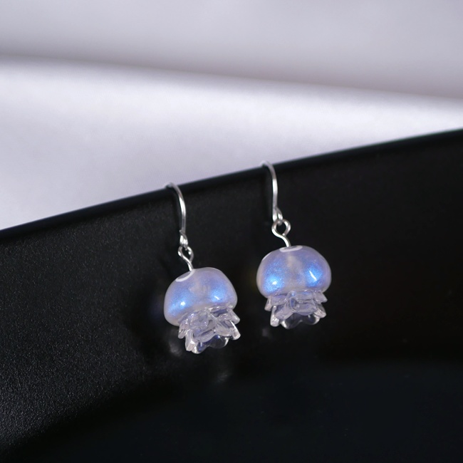 ミニクラゲのオーロラピアス