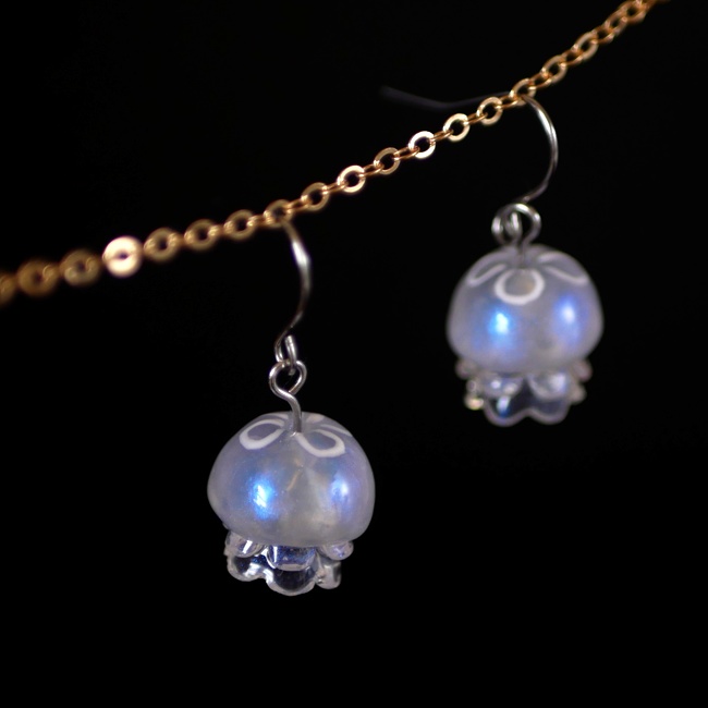 ミニクラゲのオーロラピアス