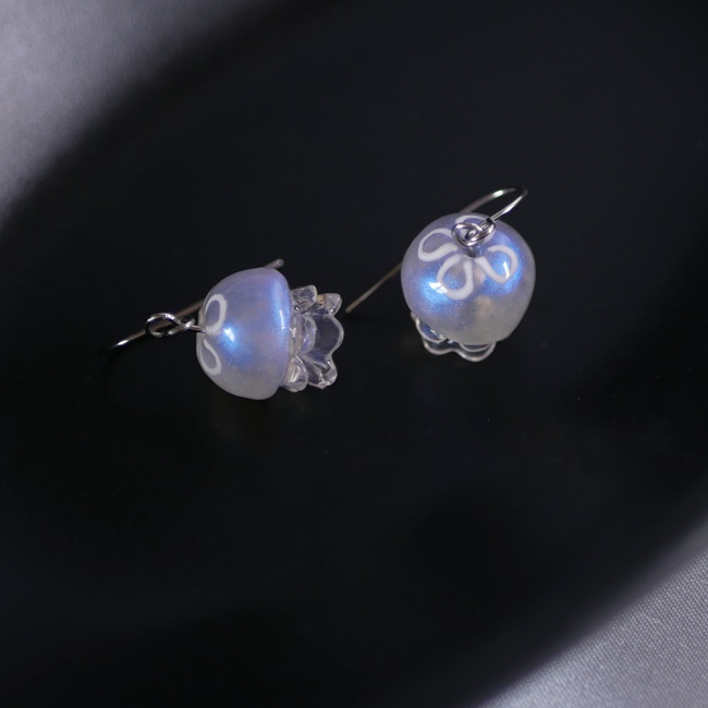 ミニクラゲのオーロラピアス