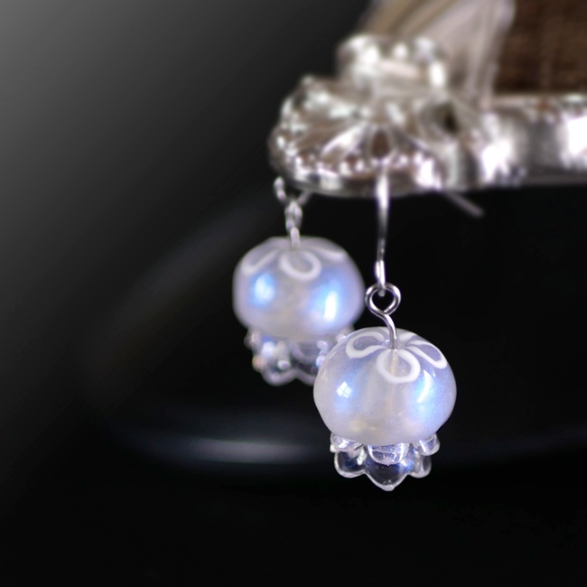 ミニクラゲのオーロラピアス