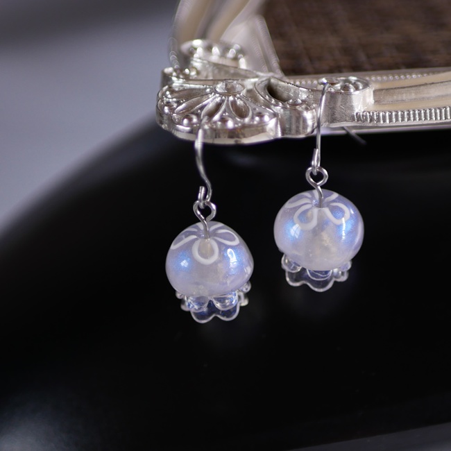 ミニクラゲのオーロラピアス